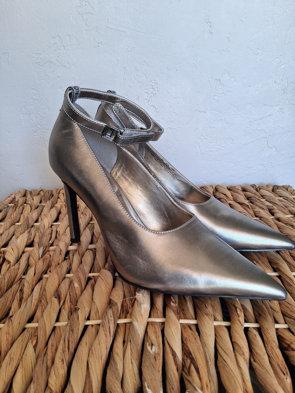 Karl Lagerfeld Metallic Sz 8M Silver Pointed-Toe Ankle-Strap Pump